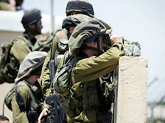 Israel launches ground offensi...